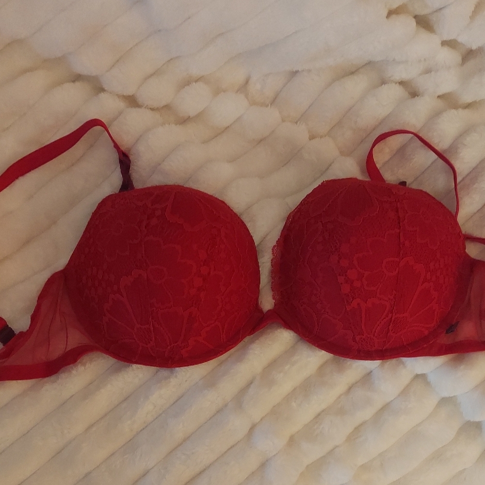 Victorias Secret Elegant Red Lace Bra. 36F